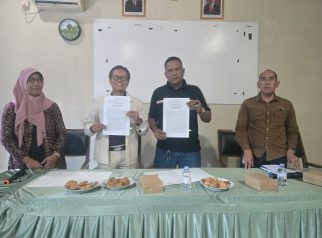 Kepala Desa Cikalahang, Kusnan, bersama Direktur PAM Tirta Kamuning, Dr. Ukas Suharfaputra, M.P., usai menandatangani Perjanjian Kerja Sama pemanfaatan sumber daya air di Balai Desa Cikalahang, Jumat (26/6/2026). (Foto: dok. ist)