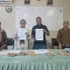 Kepala Desa Cikalahang, Kusnan, bersama Direktur PAM Tirta Kamuning, Dr. Ukas Suharfaputra, M.P., usai menandatangani Perjanjian Kerja Sama pemanfaatan sumber daya air di Balai Desa Cikalahang, Jumat (26/6/2026). (Foto: dok. ist)