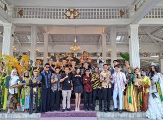 Foto bersama seusai lomba costume competition (foto:dok ist/tohirin)
