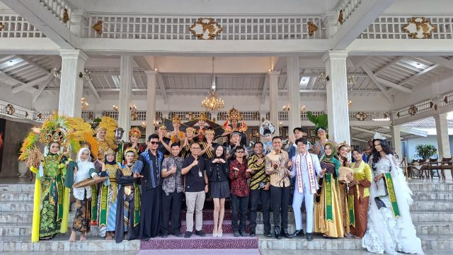 Foto bersama seusai lomba costume competition (foto:dok ist/tohirin)