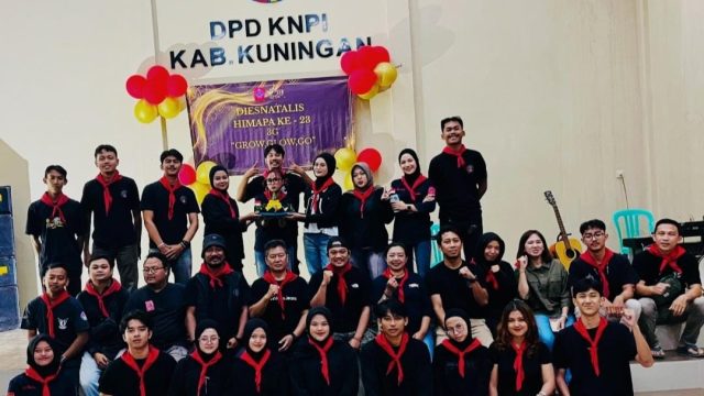 Keluarga besar HIMAPA FEB Universitas Kuningan berfoto bersama usai kegiatan Dies Natalis ke-23 bertema "Glow, Grow, Go" di Gedung KNPI Kuningan, Sabtu (27/6/2026). (Foto: Istimewa)