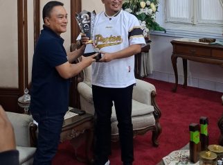 Presiden Proton FC menyerahkan piala PFL 2 Ke bupati Kuningan dian Rachmat Yanuar (foto:dok ist/tohirin)