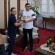 Presiden Proton FC menyerahkan piala PFL 2 Ke bupati Kuningan dian Rachmat Yanuar (foto:dok ist/tohirin)
