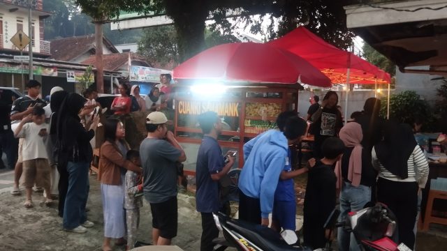 Antrean ratusan masyarakat yang ingin mencicipi kelejatan kuliner Cuanki milik Food Vloger "Si Mamank". (Foto: dok. ist)