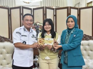 Foto Rofia bersama bupati kuningan dian rachmat yanuar (foto:dok ist/tohirin)