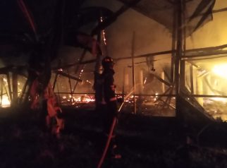 Proses pemadam kebakaran di kecamatan Cigandamekar oleh damkar kuningan (foto:dok ist/tohirin)