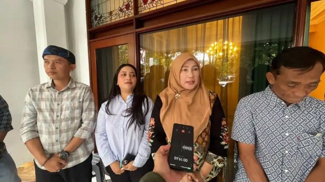Wabup Kuningan Tuti Andriani bertemu Menteri Lingkungan Hidup Mohammad Jumhur Hidayat untuk membahas penanganan eceng gondok di Waduk Darma serta peluang Kabupaten Kuningan menjadi pilot project pengelolaan sampah berbasis masyarakat. (Dok. Tribun Jabar)