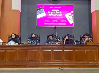 Rapat kerja Himpunan mahasiswa PGSD UM Kuningan di gedung DPRD Kuningan (foto:dok ist/tohirin)