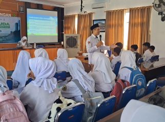 Plt kepala sekolah MAN 2 KUNINGAN sendang memberikan pengenalan dI acara MATAMUDA (foto:dok ist/tohirin)
