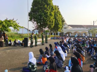 Materi kebangsaan di SMA 1 Cigugur (foto:dok ist/tohirin)