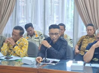 Kasat Pol-PP Kuningan Budi Alimuddin dalam acara Audiensi (foto:dok ist/tohirin)