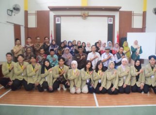 Foto bersama pemdes Pamulihan dan mahasiswa KKN UGM (foto:dok ist/tohirin)
