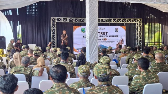 Kanit tipdikor polres kuningan mengisi materi di retreat kepala desa kabupaten kuningan (foto:dok ist/tohirin)