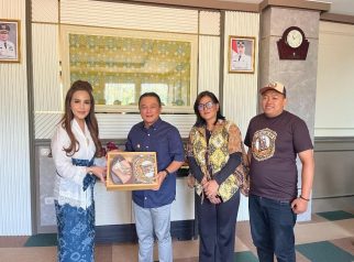 Love view production bertemu dengan bupati dian (foto:dok ist/tohirin)