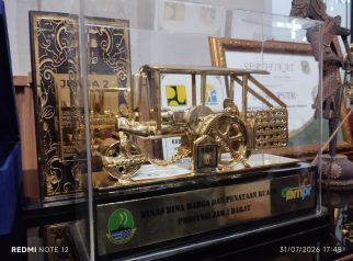 Inilah emas yang tersimpan di ruang kerja Kepala Dinas PUTR Kabupaten Kuningan, I Putu Bagiasna. Bukan barang bukti perkara hukum, melainkan emas murni 0,25 gram bersertifikat resmi dan berstandar SNI yang menjadi bagian dari Penghargaan Pengendalian Tata Ruang Terbaik se-Jawa Barat Tahun 2023. (Dok. Ist)
