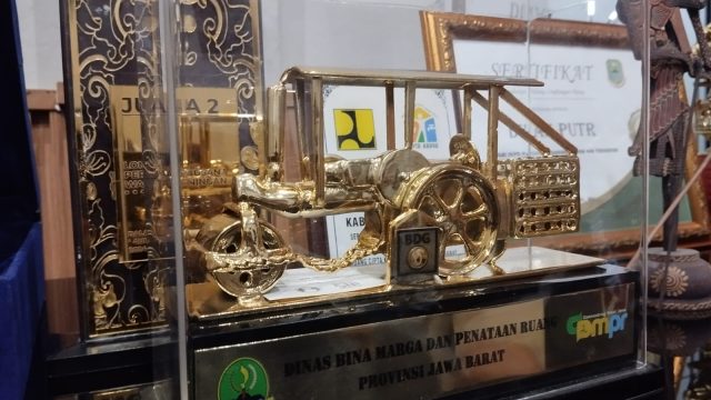 Inilah emas yang tersimpan di ruang kerja Kepala Dinas PUTR Kabupaten Kuningan, I Putu Bagiasna. Bukan barang bukti perkara hukum, melainkan emas murni 0,25 gram bersertifikat resmi dan berstandar SNI yang menjadi bagian dari Penghargaan Pengendalian Tata Ruang Terbaik se-Jawa Barat Tahun 2023. (Dok. Ist)