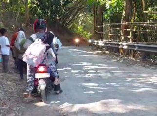 Sejumlah pengendara melintas dengan hati-hati di ruas Jalan Japara-Ciniru, tepatnya di Tanjakan Gunung Mantaja, Kecamatan Japara, yang mengalami kerusakan dan dipenuhi lubang. Foto: Istimewa.