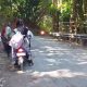 Sejumlah pengendara melintas dengan hati-hati di ruas Jalan Japara-Ciniru, tepatnya di Tanjakan Gunung Mantaja, Kecamatan Japara, yang mengalami kerusakan dan dipenuhi lubang. Foto: Istimewa.