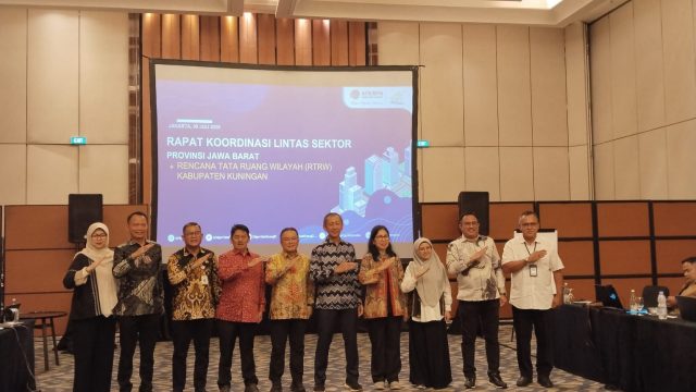 Bupati Kuningan Dr. H. Dian Rachmat Yanuar, M.Si. memaparkan Revisi RTRW Kabupaten Kuningan Tahun 2026–2046 pada Forum Lintas Sektoral bersama Kementerian ATR/BPN di Ballroom Grand Sheraton Jakarta. Forum tersebut menghasilkan dukungan mayoritas kementerian terhadap substansi revisi RTRW, dengan tiga catatan penyempurnaan sebelum Persetujuan Substansi diterbitkan. (Foto: Dok. Pemkab Kuningan)