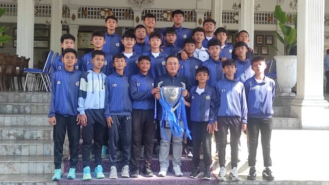 SSB Harata U-14 foto bersama bersama Bupati Kuningan Dian Rachmat Yanuar (foto:dok ist/tohirin)