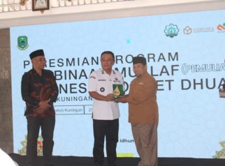 Penyerahan Piagam ke bupati kuningan (foto:dok ist/tohirin)