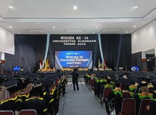 Sebanyak 1.128 wisudawan dan wisudawati Universitas Kuningan mengikuti prosesi Wisuda ke-34 di Gedung Student Center Iman Hidayat Kampus I Uniku. (Dok. uniku.ac.id)