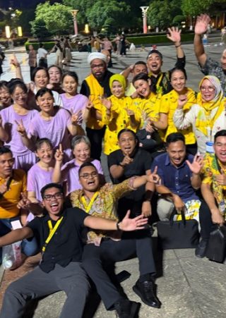 Satria Rizky Utama bersama delegasi Partai Golkar dan warga Shaoshan, Tiongkok, saat menikmati momen kebersamaan dengan iringan musik Tabola Bale. (Dok. Golkar)