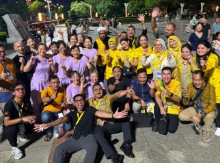 Satria Rizky Utama bersama delegasi Partai Golkar dan warga Shaoshan, Tiongkok, saat menikmati momen kebersamaan dengan iringan musik Tabola Bale. (Dok. Golkar)