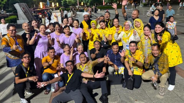 Satria Rizky Utama bersama delegasi Partai Golkar dan warga Shaoshan, Tiongkok, saat menikmati momen kebersamaan dengan iringan musik Tabola Bale. (Dok. Golkar)