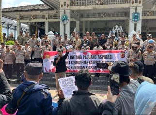 Puluhan jurnalis dari berbagai organisasi profesi dan media massa di Kabupaten Kuningan menggelar aksi damai di depan Pendopo Pemerintah Daerah Kabupaten Kuningan, Senin (3/8/2026). Aksi yang dimulai pukul 13.30 WIB itu merupakan bentuk solidaritas sekaligus penolakan terhadap penyebutan "Londo Ireng" yang dinilai telah melukai martabat profesi wartawan. (Dok. IJSI)