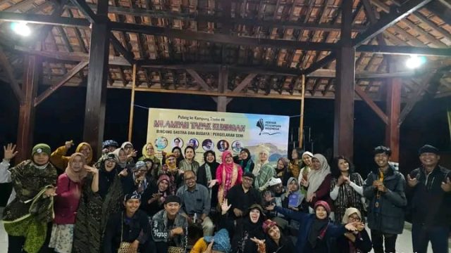 Sri Neneng bersama peserta kegiatan Milampah Tapak Kuningan saat menggelar diskusi sastra dan budaya dalam program Pulang Kampung Para Penyair Perempuan Indonesia di Pendopo Sawah Lope, Kabupaten Kuningan. (Dok. Ist)