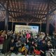 Sri Neneng bersama peserta kegiatan Milampah Tapak Kuningan saat menggelar diskusi sastra dan budaya dalam program Pulang Kampung Para Penyair Perempuan Indonesia di Pendopo Sawah Lope, Kabupaten Kuningan. (Dok. Ist)