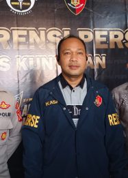 Polres Kuningan merilis kasus penemuan jasad bayi di Desa Cidahu, Kecamatan Pasawahan. Seorang ibu muda berusia 19 tahun ditetapkan sebagai tersangka setelah polisi mengungkap identitas pelaku beserta motif di balik peristiwa yang sempat menggegerkan warga. (Dok. Polres)