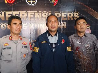Polres Kuningan merilis kasus penemuan jasad bayi di Desa Cidahu, Kecamatan Pasawahan. Seorang ibu muda berusia 19 tahun ditetapkan sebagai tersangka setelah polisi mengungkap identitas pelaku beserta motif di balik peristiwa yang sempat menggegerkan warga. (Dok. Polres)
