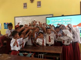 Mahasiswa KKN Universitas Muhammadiyah Kuningan (UMK) berinteraksi dengan siswa SDN Kadatuan, Desa Kadatuan, Kecamatan Garawangi, dalam kegiatan pembelajaran interaktif yang bertujuan meningkatkan semangat belajar, rasa percaya diri, dan kedekatan emosional dengan para peserta didik. (Foto: Istimewa)