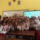 Mahasiswa KKN Universitas Muhammadiyah Kuningan (UMK) berinteraksi dengan siswa SDN Kadatuan, Desa Kadatuan, Kecamatan Garawangi, dalam kegiatan pembelajaran interaktif yang bertujuan meningkatkan semangat belajar, rasa percaya diri, dan kedekatan emosional dengan para peserta didik. (Foto: Istimewa)