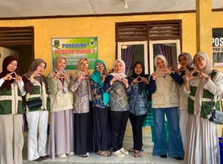 Mahasiswa KKN Universitas Muhammadiyah Kuningan bersama mahasiswa KKN UIN Sunan Kalijaga Yogyakarta berkolaborasi dengan kader PKK saat mendampingi pelaksanaan Posyandu rutin di Desa Selajambe untuk memperkuat pelayanan kesehatan ibu dan balita. (Dok. Ist)