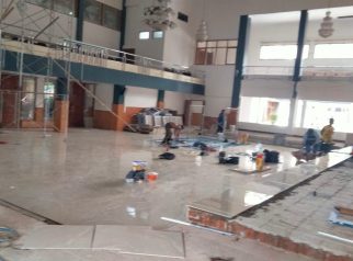 Aktivitas pekerja saat mengerjakan proyek rehabilitasi ruang sidang DPRD Kabupaten Kuningan yang menuai sorotan terkait keselamatan kerja dan transparansi pelaksanaan proyek. (Foto: dok. ist)