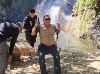 Sekda Kabupaten Kuningan U Kusmana, S.Sos., M.Si. saat berkunjung dan meninjau potensi wisata Curug Payung di Desa Gunung Manik, Kecamatan Ciniru, Kabupaten Kuningan. (Dok. Ist)