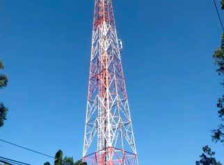 Menara BTS yang berada di lingkungan warga RT 02/RW 02, Desa Cihaur, Kecamatan Ciawigebang, Kabupaten Kuningan, menjadi sorotan setelah warga menyatakan penolakan terhadap rencana perpanjangan kontrak dan operasional menara tersebut. (Dok. Ist)