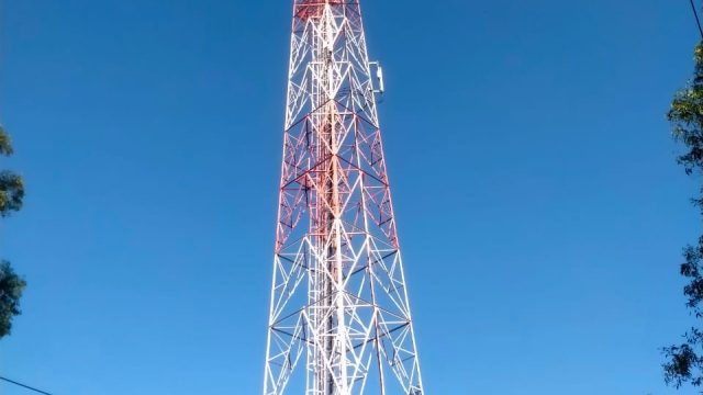 Menara BTS yang berada di lingkungan warga RT 02/RW 02, Desa Cihaur, Kecamatan Ciawigebang, Kabupaten Kuningan, menjadi sorotan setelah warga menyatakan penolakan terhadap rencana perpanjangan kontrak dan operasional menara tersebut. (Dok. Ist)