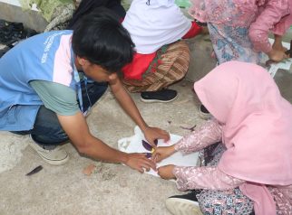 Mahasiswa KKNT Inovasi IPB mendampingi siswa kelas V SDN Salakadomas, Kecamatan Mandirancan, Kuningan, saat membuat ecoprint dan cap tangan. Kegiatan bertajuk “Dear Future Me: Growing Memories, Leaving Footprints” ini menjadi ruang bagi siswa untuk berkreasi sekaligus meninggalkan kenangan manis bersama mahasiswa KKNT IPB. (Dok. Ist)