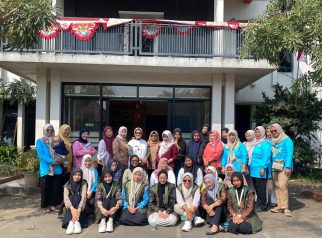 KKN Universitas Islam Al-Ihya Kuningan kelompok 3 bersama kader posyandu (foto:dok ist/tohirin)