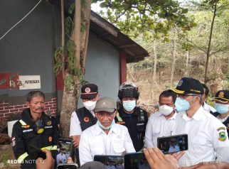 Kepala Dinas Lingkungan Hidup (DLH) Kabupaten Kuningan, Usep Sumirat, didampingi Kepala Pelaksana BPBD, Indra Bayu Permana dan Kasat Pol PP Budi Alimudin. (Dok. Ist)