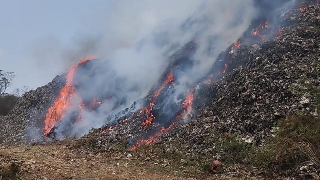 Tmbulan sampah di TPSA Ciniru yang terbakar pada Rabu siang (12/8/2026). (Dok. Ist)