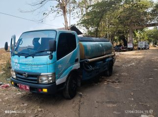 Salah satu armada tanki air PAM Tirta Kamuning dikerahkan untuk membantu proses pemadaman kebakaran TPSA Ciniru. (Dok. Ist)