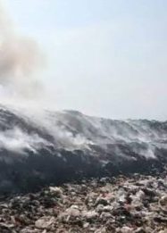 Kepulan asap membumbung tinggi dari area TPSA Ciniru, Kecamatan Jalaksana, Kabupaten Kuningan, saat kebakaran masih berlangsung. (Dok. Net)
