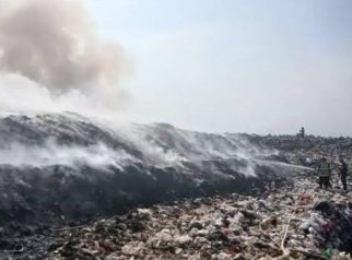 Kepulan asap membumbung tinggi dari area TPSA Ciniru, Kecamatan Jalaksana, Kabupaten Kuningan, saat kebakaran masih berlangsung. (Dok. Net)