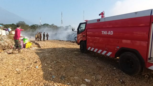 Randis TNI dikerahkan untuk membantu proses pemadaman kebakaran di TPSA Ciniru, Kecamatan Jalaksana, Kuningan. (Dok. Kodim 0615)