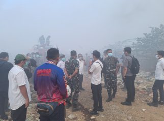 Bupati Kuningan Dr. Dian Rachmat Yanuar, M.Si bersama unsur BPBD, Damkar, TNI, Polri dan sejumlah pihak terkait meninjau langsung lokasi kebakaran TPSA Ciniru, Kecamatan Jalaksana, Rabu (12/8/2026), untuk memastikan proses penanganan dan pemadaman berjalan optimal. (Dok. Ist)